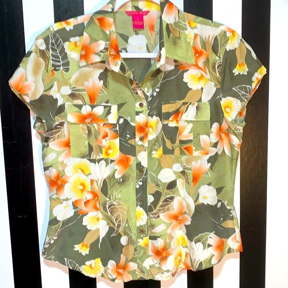 100% Silk Tropical Hawaiian Floral Blouse Size Medium Woman’s 8/10 Wood Buttons